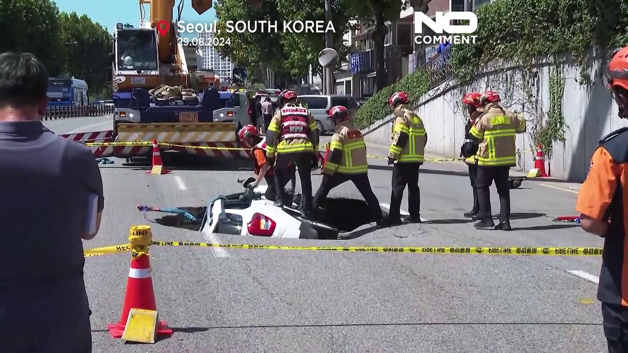No Comment : un SUV englouti par un trou sur un route à Séoul, en Corée du Sud