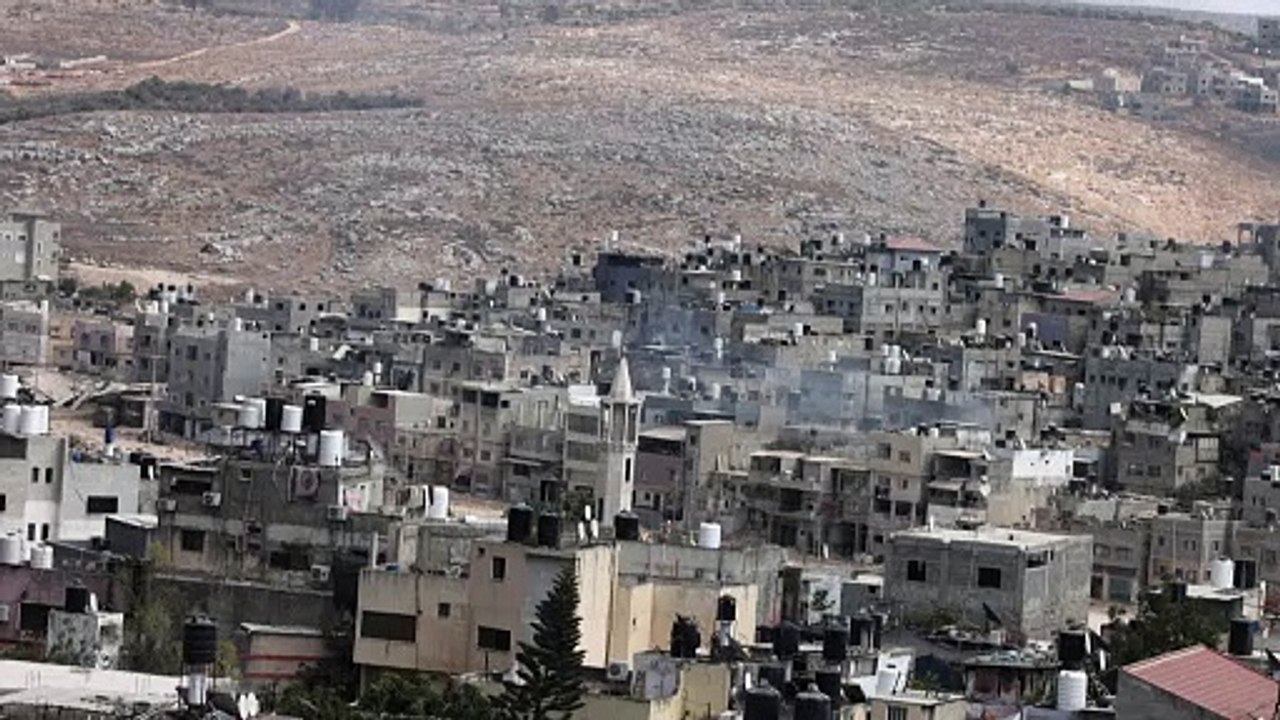 أعمدة دخان متصاعدة فوق مخيم نور شمس مع مواصلة إسرائيل عمليتها العسكرية في الضفة الغربية