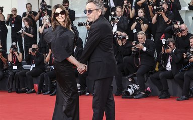 Venezia 2024: il video dell'inaugurazione con "Beetlejuice Beetlejuice" e l'incontro Blanchett/Smith