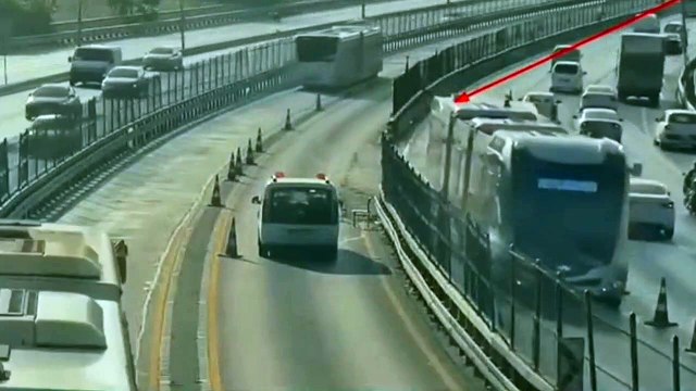 Küçükçekmece metrobüs kazasına ilişkin yeni görüntüler: Böyle gitmesi gerekiyormuş