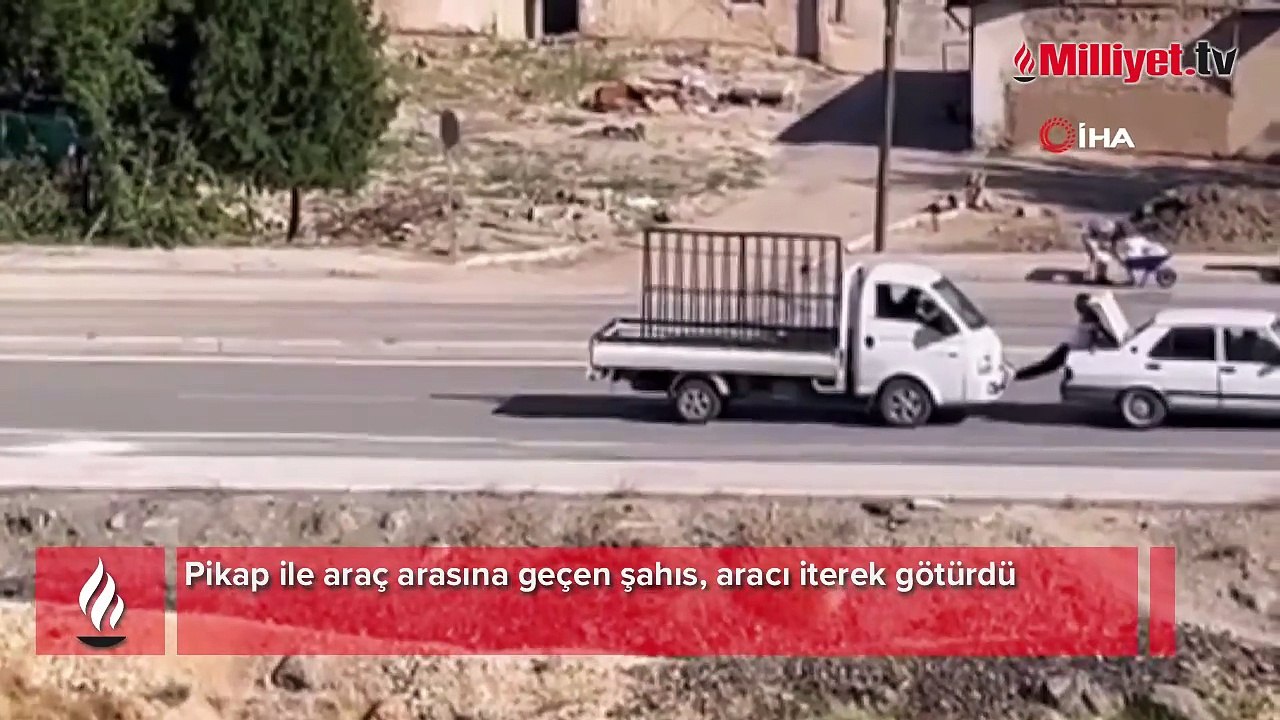 Türk usulü yol yardımı: Yolda kalan aracı ayaklarıyla böyle itti