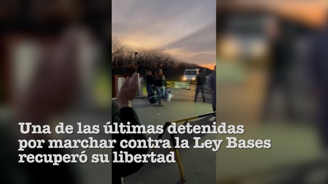 Una de las últimas detenidas por marchar contra la Ley Bases recuperó su libertad