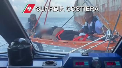 MARITTIMO INFORTUNATO TRASBORDATO D’URGENZA SULLA MOTOVEDETTA DELLA GUARDIA COSTIERA DI GIOIA TAURO