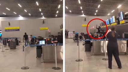 Un hombre saca un martillo para golpear y destrozar los monitores de una terminal, aun se desconoce la razón