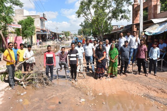 सीवरेज चेंबर्स से निकलते गंदे पानी, टूटी सडक़ों को लेकर भडक़ा गुस्सा, रोका रास्ता, सडक़ पर धरना