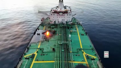 الحوثيون ينشرون مشاهد اقتحام وتفجير سفينة