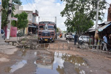 टूटी सडक़ों को लेकर सडक़ पर उतरा गुस्सा