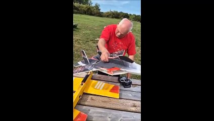 François filme son copain Jean Pierre  qui le remercie ici