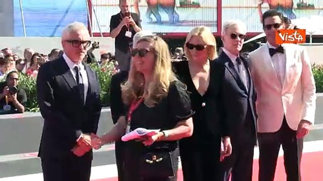 Venezia 81, il cast di Disclaimer sul red carpet in posa per le foto