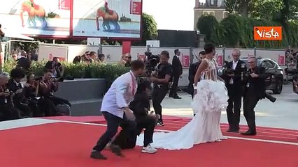 Download Video: Venezia 81, Taylor Russell sul red carpet con uno strepitoso abito total white di Chanel