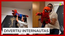 ‘Mini Homem-Aranha’: Thaila Ayala diverte a web ao mostrar o filho brincando com o pai