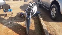 Batida entre moto e Peugeot deixa motociclista ferido no Universitário