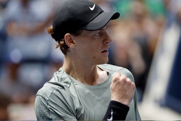 سينر يتجاوز عقبة ميكلسن بنجاح