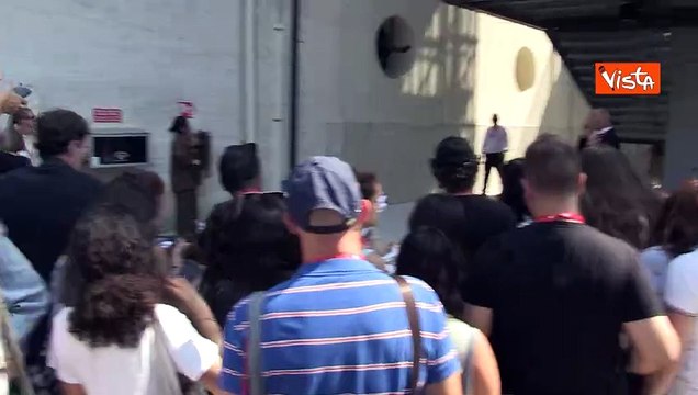 Venezia 81, Monica Bellucci saluta i fan in attesa di vederla dopo conferenza stampa con Tim Burton