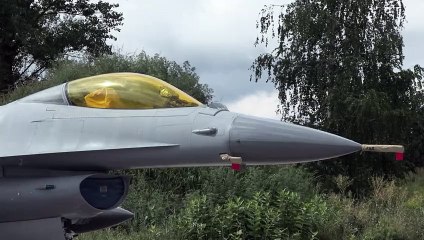 Caça F-16 de fabricação americana caiu enquanto repelia ataques russos