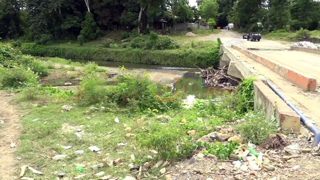 Moradores de Mirabel exigen solución a puente mal construido que causa inundaciones y contaminación
