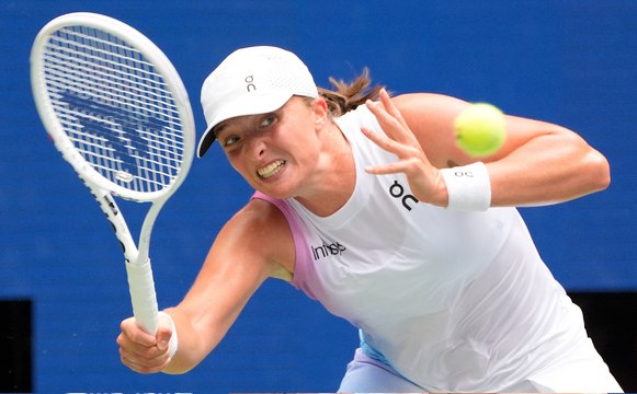 شفيونتيك دون عناء إلى الدور القادم