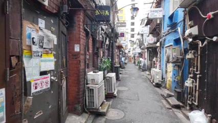Exploring the streets of Golden Gai in Shinjuku | 4K 60FPS ASMR