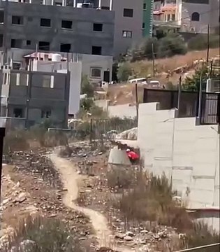 Franco-atirador do Exército israelense dispara contra palestino, durante incursão em Tulkarem (Cisjordânia)