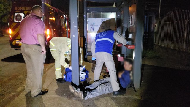 Quintou : Homem embriagado, com bicicleta, bate contra ponto de ônibus e fica ferido