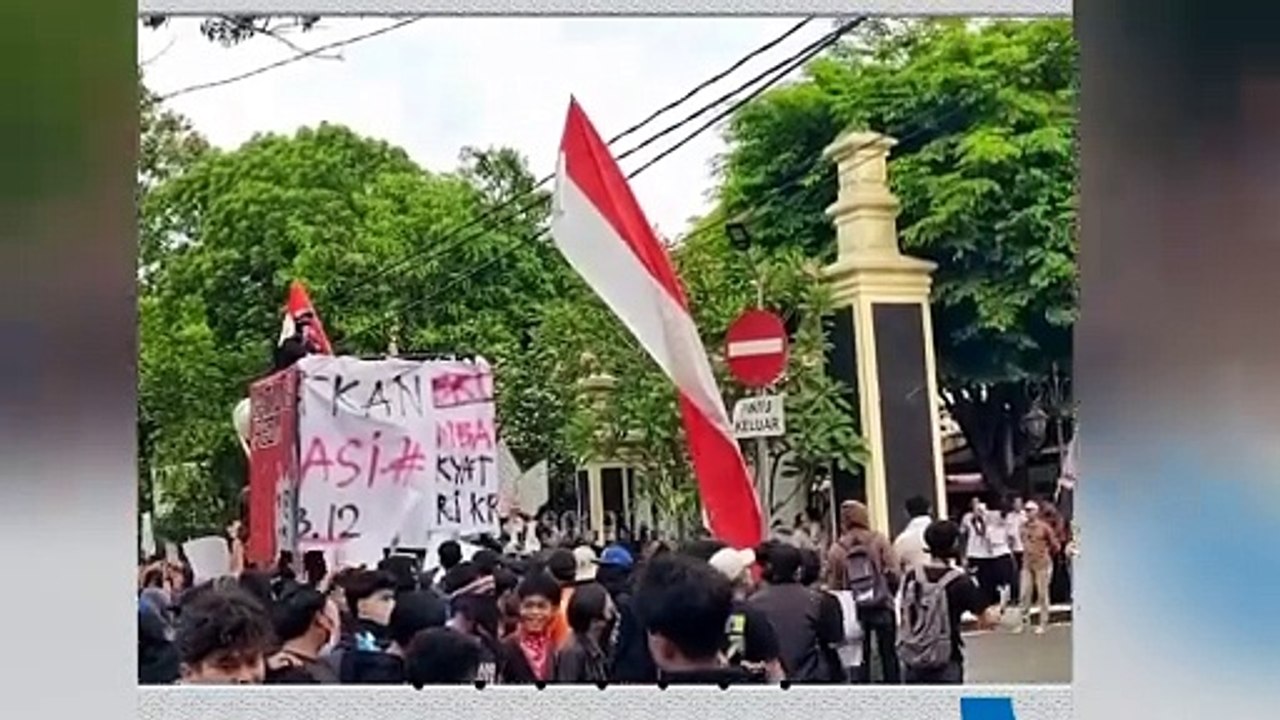 Seribuan mahasiswa dari Koalisi Indonesia Melawan yang berasal dari berbagai kampus di Soloraya melakukan aksi unjuk rasa dengan menduduki Gedung DPRD Solo pada Rabu (28/8/2024)
