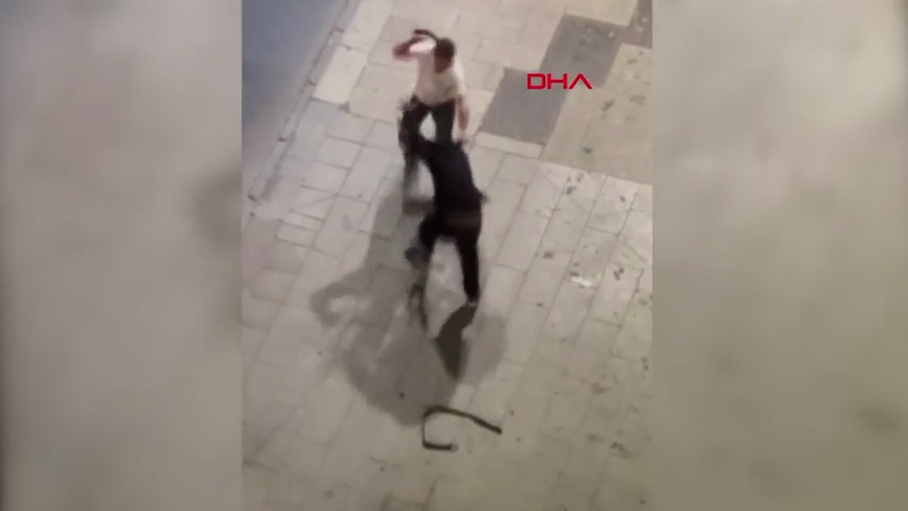 Avcılar’da bıçaklı kemerli yumruklu kavga kamerada