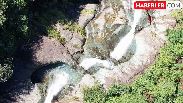 Ağaran Şelalesi Gelen Turistleri Kendine Hayran Bırakıyor