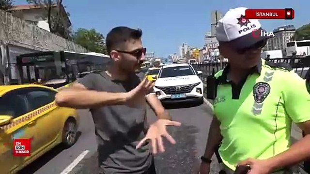 İstanbul Beyoğlu'nda freni patlayan taksi refüje çıkarak durabildi