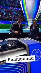 Cristiano Ronaldo s'amuse avec le bouton des tirages au sort de l'UEFA