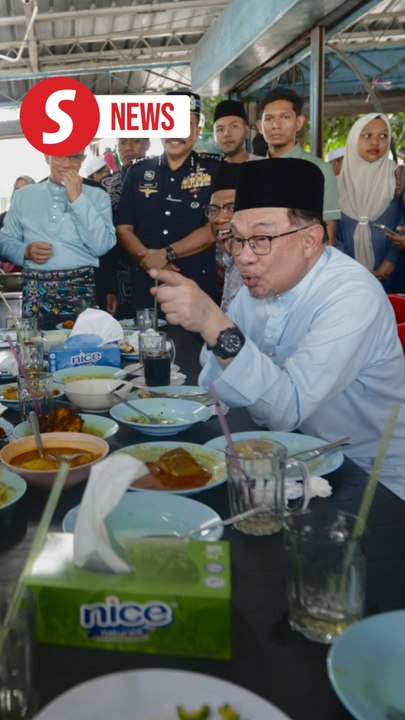 Anwar enjoys nasi kandar lunch with the people, visits Bukit Mertajam hospital