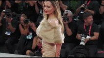Venezia 81, una splendida Angelina Jolie sul red carpet con Favino