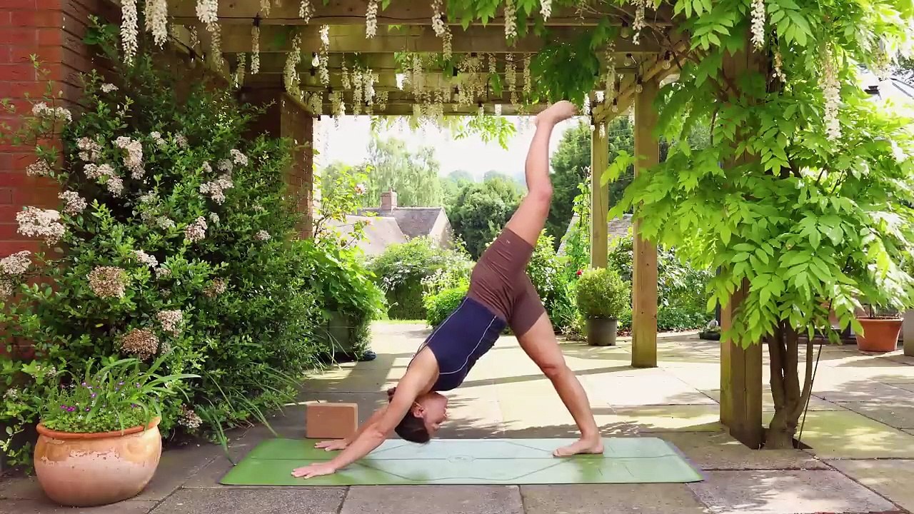 40-Minute Full Body Yoga Flow | Mixed-Level Practice to Stretch & Strengthen