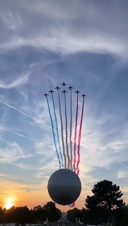 Cérémonie d'ouverture des JO paralympiques: la Patrouille de France illumine le ciel de Paris
