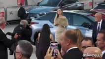 Venezia 2024: Angelina Jolie abbraccia Alba Rohrwacher e sfila per 