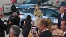 A Venezia 2024, una splendida Angelina Jolie sul red carpet con Favino