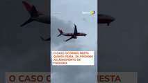 Avião aparece ‘balançando’ e aborta pouso em meio ao tufão Shanshan no Japão #shorts