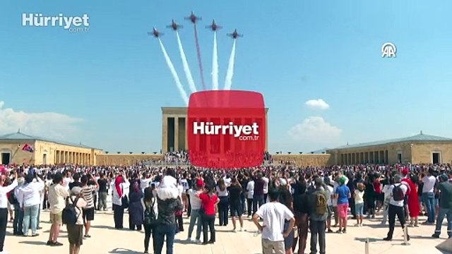 Türk Yıldızları'ndan 30 Ağustos'a özel Anıtkabir saygı uçuşu