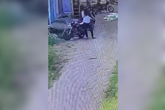 थम नहीं रही चोरी की घटनाएं; बाइक लेकर चोर हुआ फुर्र, घटना CCTV में कैद