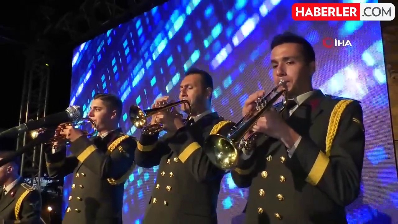 Askeri bandodan Yakutiye kent meydanında 30 Ağustos konseri