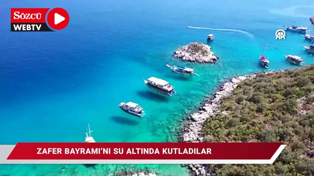 30 Ağustos Zafer Bayramı'nı su altında kutladılar