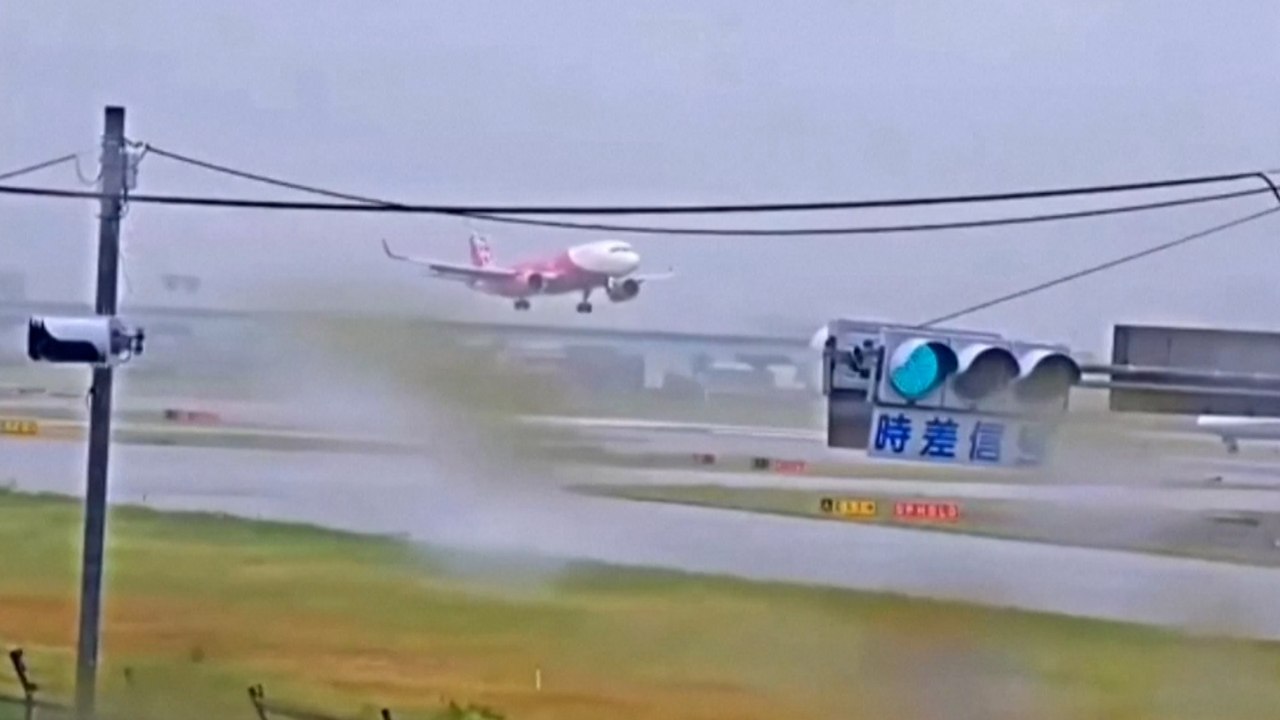 Japon : les images terrifiantes d'avions bousculés par le vent, incapables d'atterrir