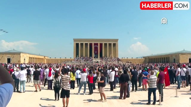 Türk Yıldızları, 30 Ağustos Zafer Bayramı kapsamında Anıtkabir semalarında saygı uçuşu yaptı