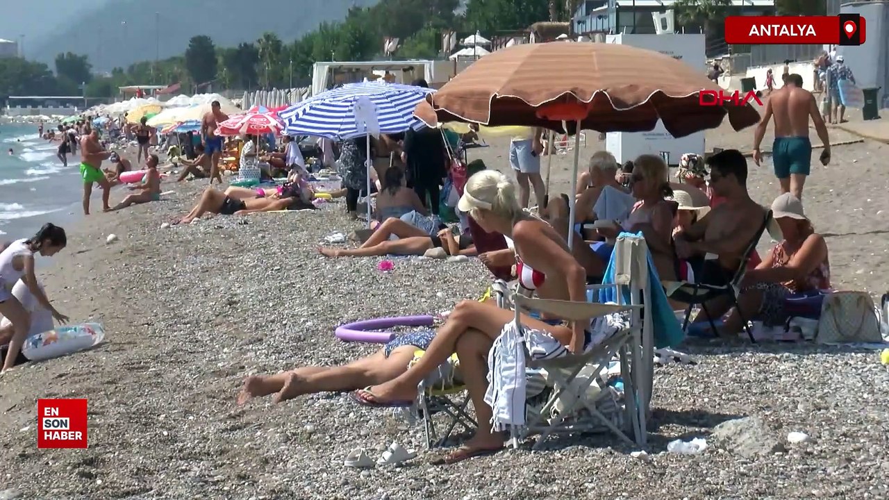 Antalya'da 30 Ağustos Zafer Bayramı'nda sahillerde doluluk yaşandı