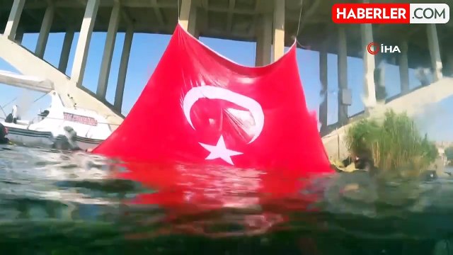 Dalgıçlardan Fırat Nehri'nde Türk bayraklı 30 Ağustos kutlaması