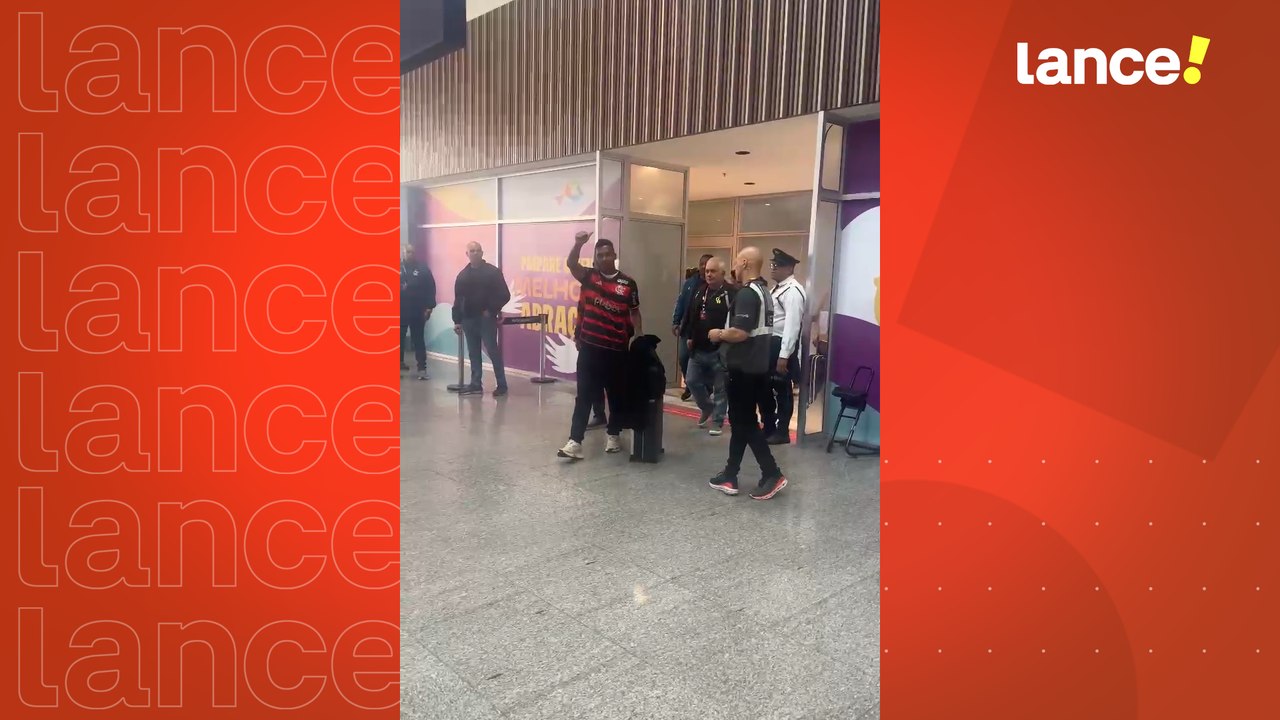 Alex Sandro chega a aeroporto no Rio de Janeiro