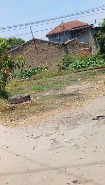 Lokomotif kereta api Melewati Rell yang Penuh Rerumputan