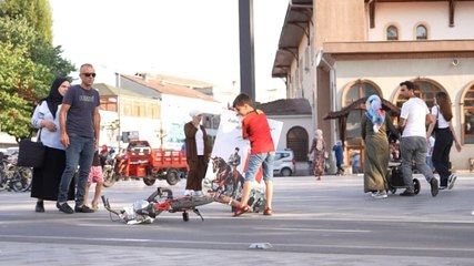 Atatürklü, Türk bayraklı devrilmiş portreyi gören kaldırdı; o anlar kamerada