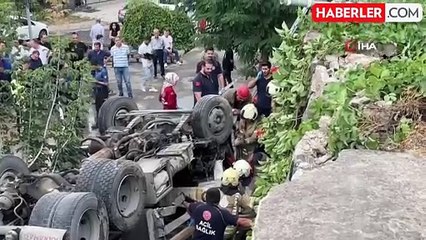 Başakşehir'de kamyonet reklam panolarına çarparak bahçeye düştü