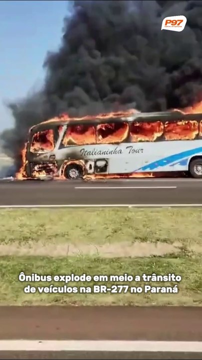 Ônibus explode em meio a trânsito de veículos na BR-277 no Paraná