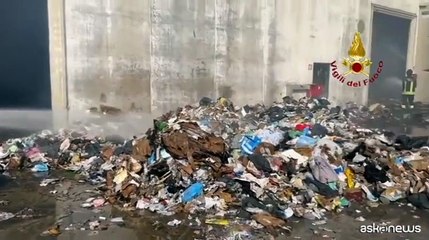 In fiamme un'azienda per lo smaltimento di carta nell'Aretino